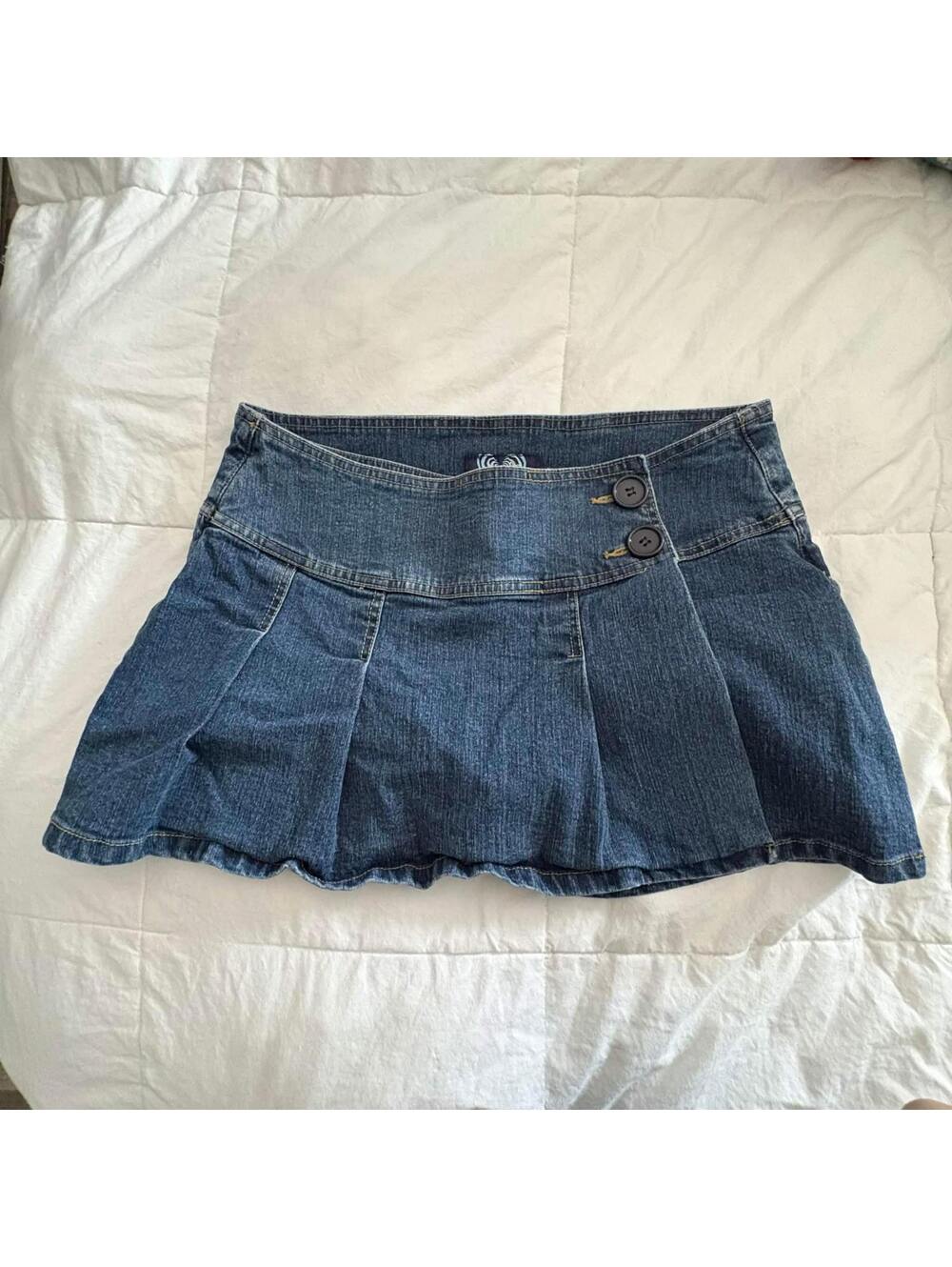 pleated denim 2k mini skirt